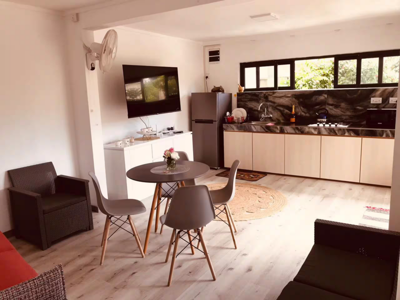 Fully equipped kitchen and round dining table in the open living space